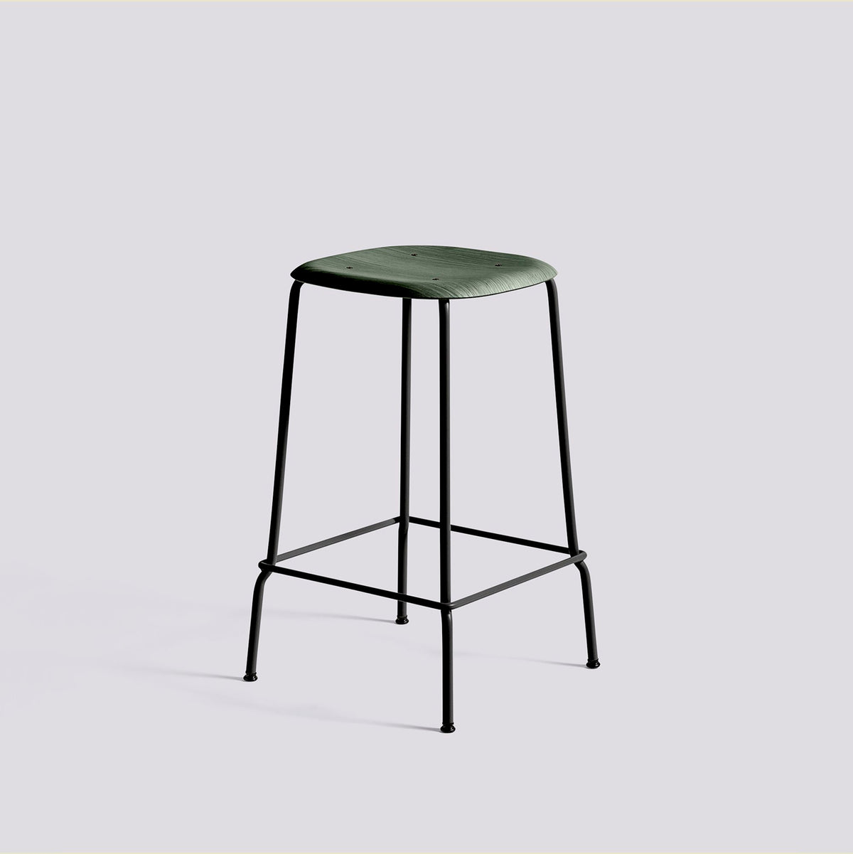 Tabouret de bar Soft Edge 80 de Iskos-Berlin - Hay-Placage de chêne laqué Hunter, assise — Acier thermolaqué noir, piètement 4 pieds — assise à 65 cm-The Woods Gallery