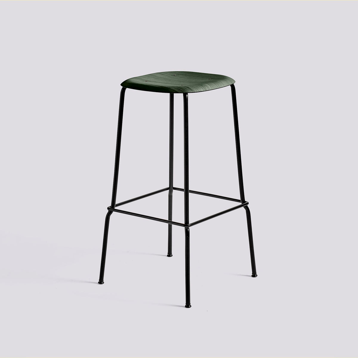 Tabouret de bar Soft Edge 80 de Iskos-Berlin - Hay-Placage de chêne laqué Hunter, assise — Acier thermolaqué noir, piètement 4 pieds — assise à 75 cm-The Woods Gallery