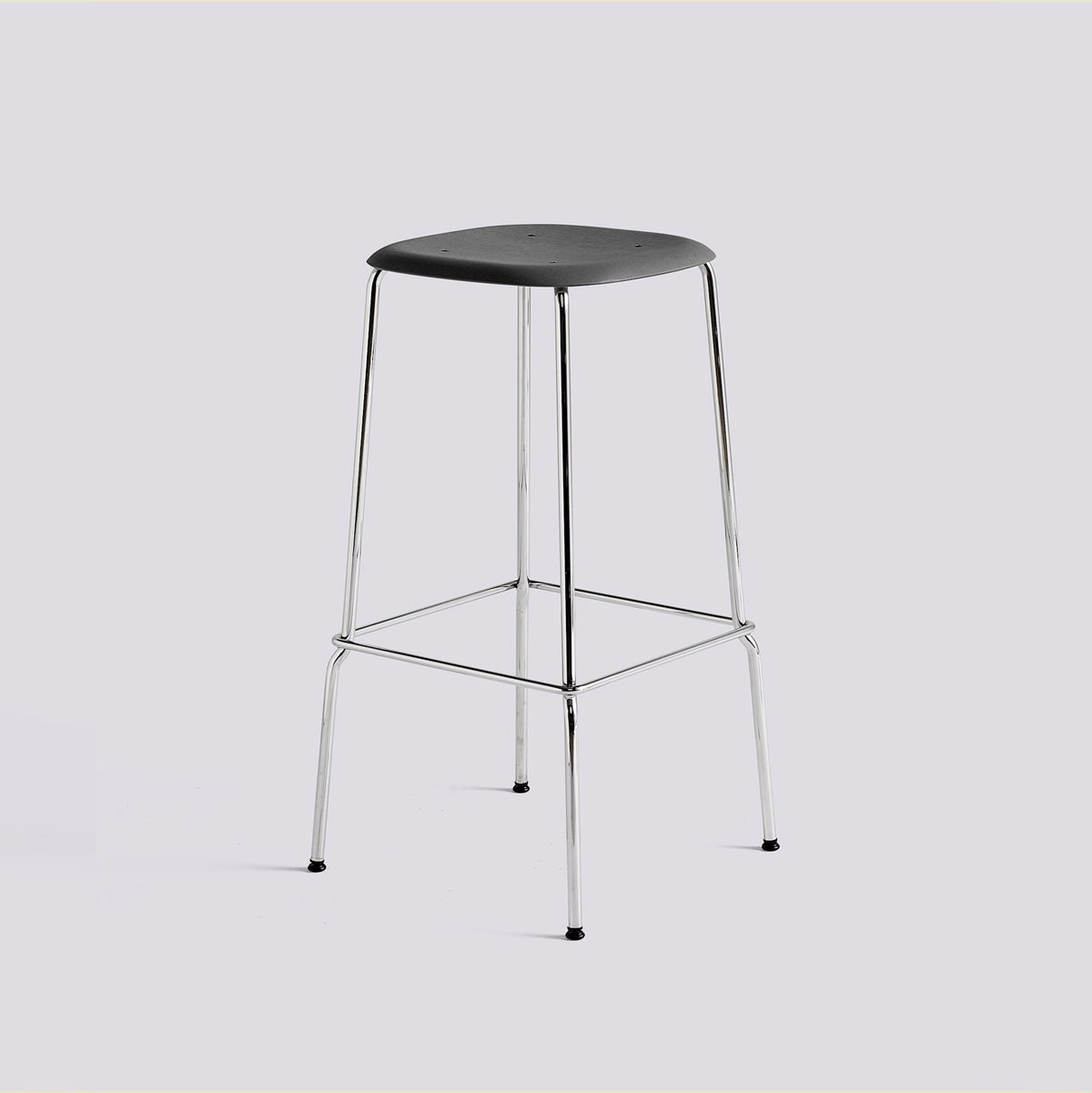 Tabouret de bar Soft Edge 80 de Iskos-Berlin - Hay-Placage de chêne laqué Soft black, assise — Acier chromé, piètement 4 pieds — assise à 75 cm-The Woods Gallery