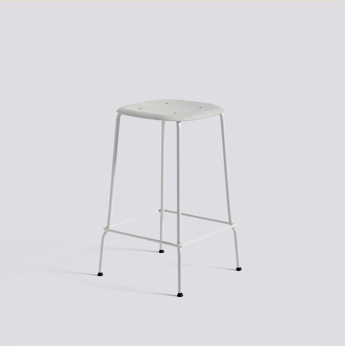Tabouret de bar Soft Edge 80 de Iskos-Berlin - Hay-Placage de chêne laqué Soft grey, assise — Acier thermolaqué Soft grey, piètement 4 pieds — assise à 65 cm-The Woods Gallery