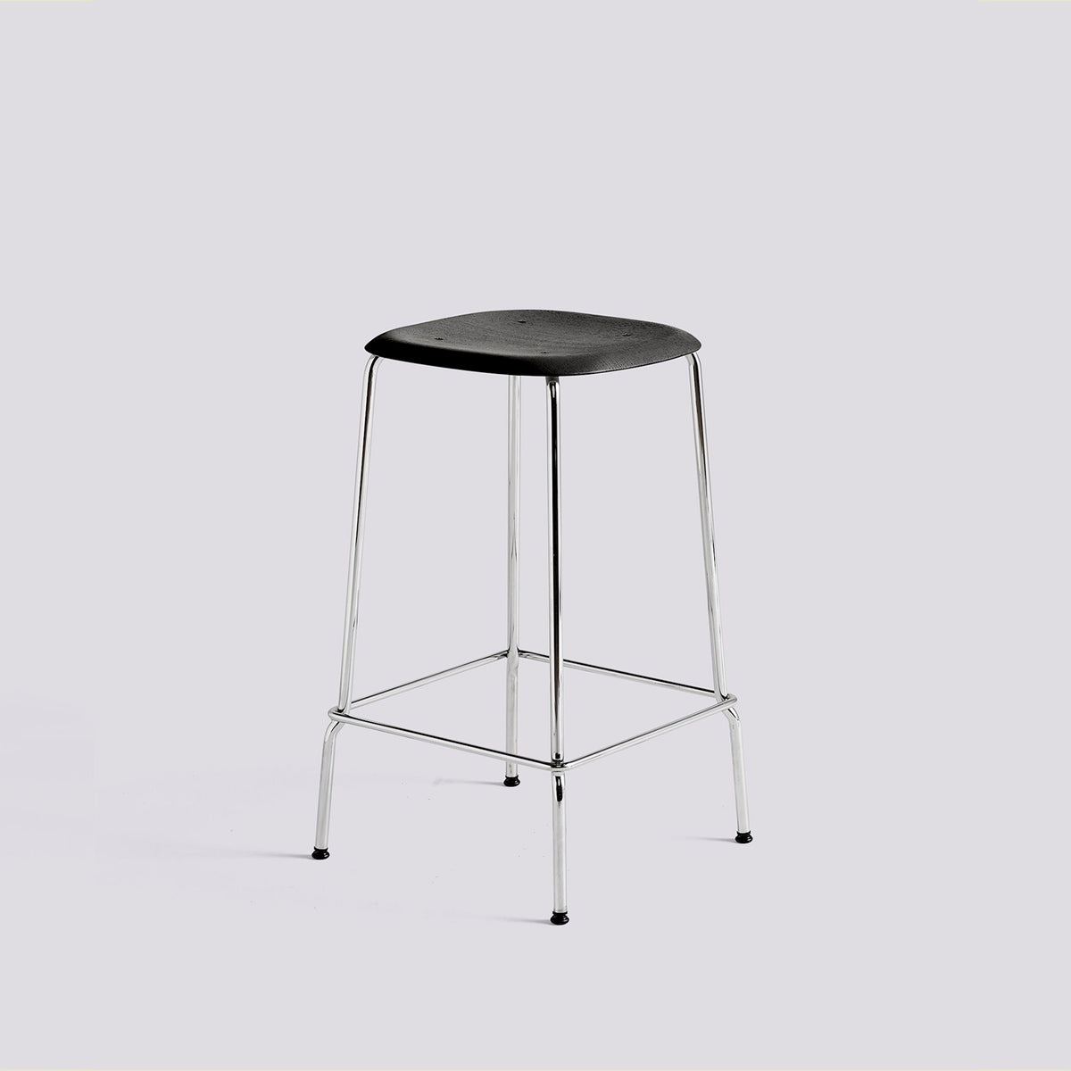 Tabouret de bar Soft Edge 80 de Iskos-Berlin - Hay-Placage de chêne laqué noir, assise — Acier chromé, piètement 4 pieds — assise à 65 cm-The Woods Gallery