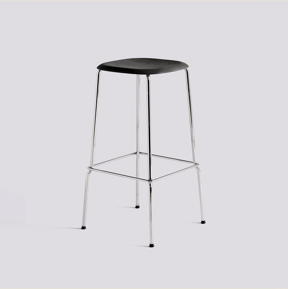 Tabouret de bar Soft Edge 80 de Iskos-Berlin - Hay-Placage de chêne laqué noir, assise — Acier chromé, piètement 4 pieds — assise à 75 cm-The Woods Gallery