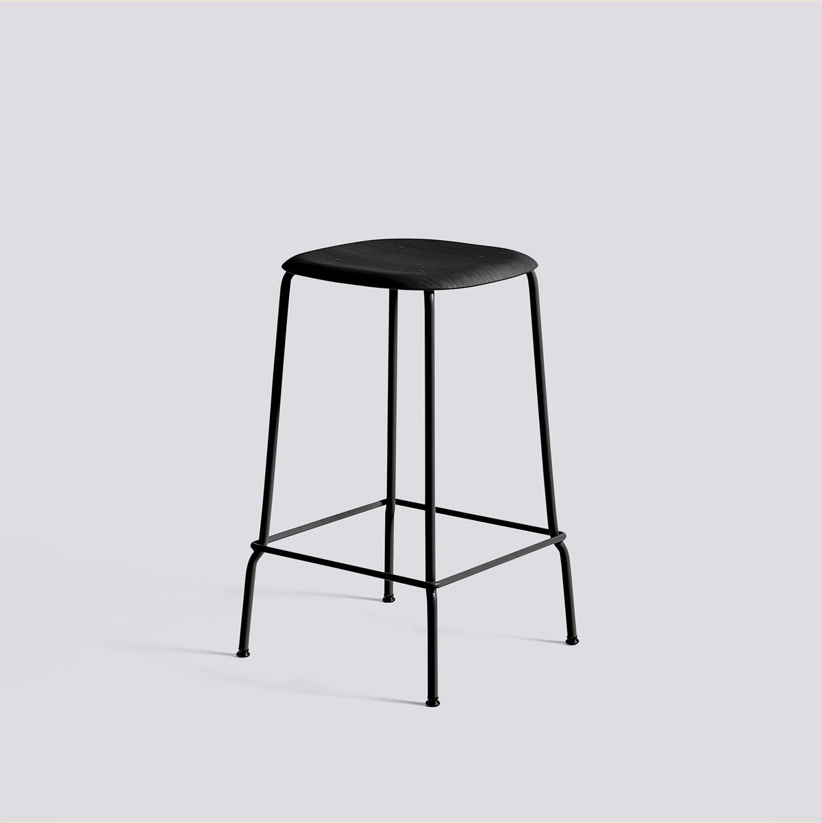 Tabouret de bar Soft Edge 80 de Iskos-Berlin - Hay-Placage de chêne laqué noir, assise — Acier thermolaqué noir, piètement 4 pieds — assise à 65 cm-The Woods Gallery