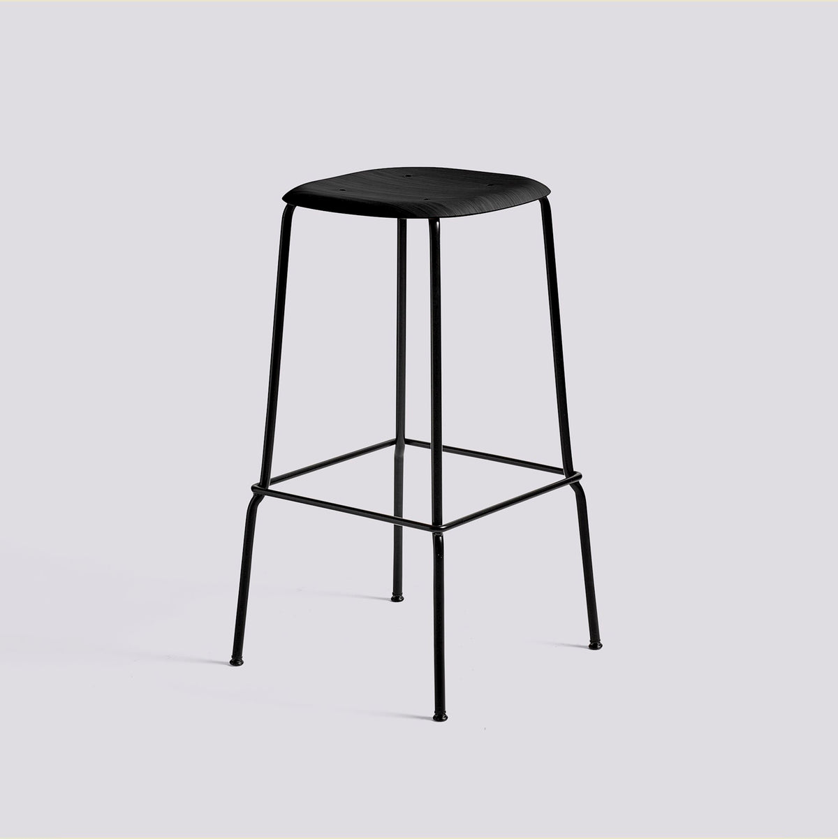 Tabouret de bar Soft Edge 80 de Iskos-Berlin - Hay-Placage de chêne laqué noir, assise — Acier thermolaqué noir, piètement 4 pieds — assise à 75 cm-The Woods Gallery