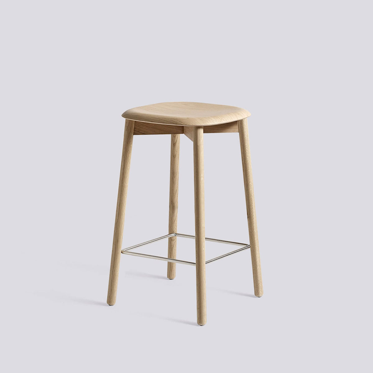 Tabouret de bar Soft Edge 82 de Iskos-Berlin - Hay-Placage de chêne laqué naturel, assise — Chêne massif laqué, piètement 4 pieds, repose-pieds inox — assise à 65 cm-The Woods Gallery