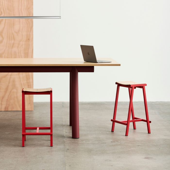 Tabouret de bar Taburete 8 H66 et H76 par Marc Morro - Hay-Rouge-H76-The Woods Gallery