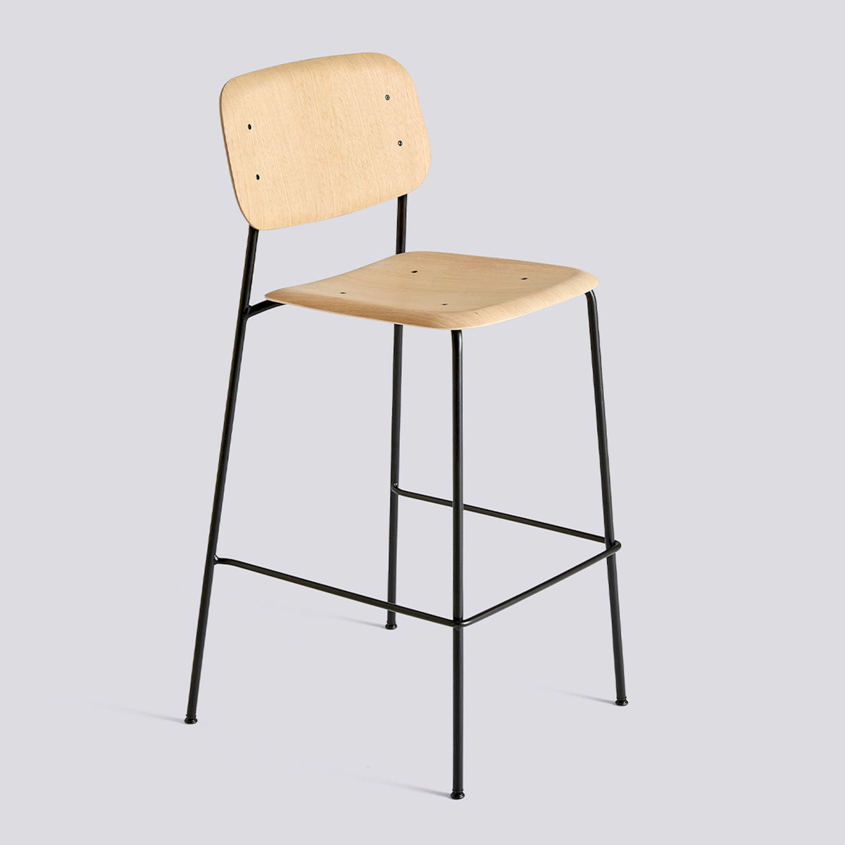 Tabouret de bar avec dossier Soft Edge 90 de Iskos-Berlin - Hay-Placage de chêne laqué naturel, assise et dossier — Acier thermolaqué noir, piètement 4 pieds — assise à 75 cm-The Woods Gallery