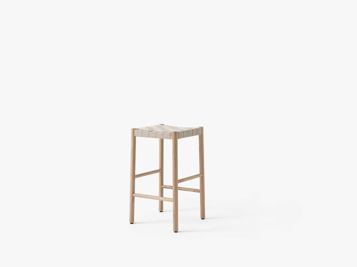 Tabouret de comptoir Betty TK7 de Thau & Kallio - &Tradition-Chêne massif laqué-Lin naturel-The Woods Gallery