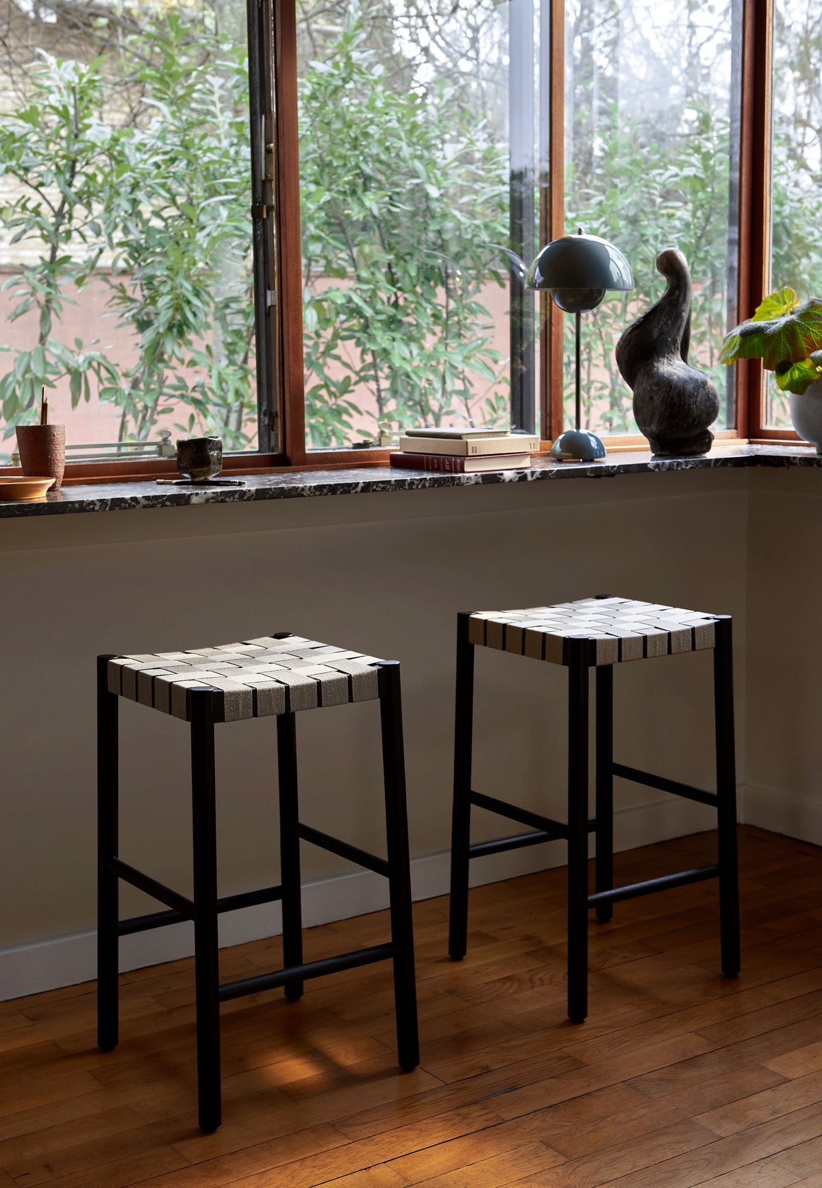 Tabouret de comptoir Betty TK7 de Thau & Kallio - &Tradition-Chêne massif laqué-Lin naturel-The Woods Gallery