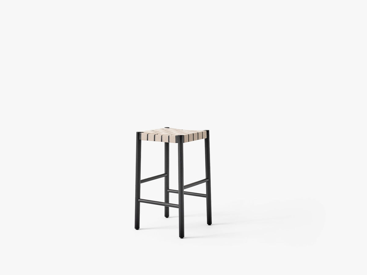 Tabouret de comptoir Betty TK7 de Thau & Kallio - &Tradition-Frêne laqué noir-Lin naturel-The Woods Gallery