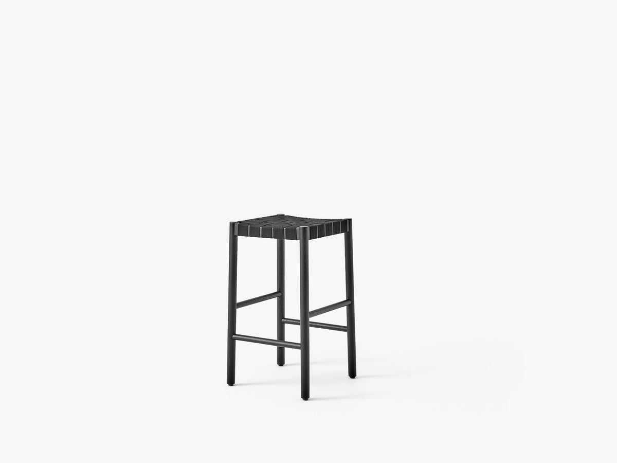 Tabouret de comptoir Betty TK7 de Thau & Kallio - &Tradition-Frêne laqué noir-Lin noir-The Woods Gallery