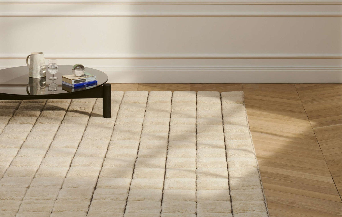 Tapis rectangulaire Sahara Grid 200x300cm - Cassina-en situation devant une table basse sur parquet-Cassina