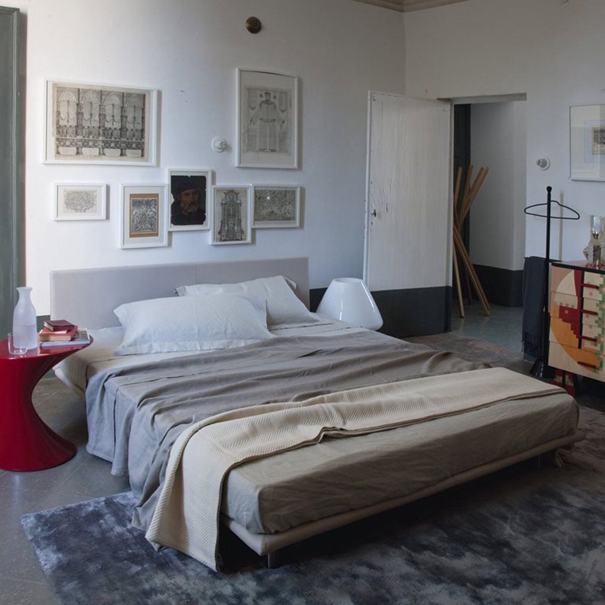 Valet de chambre Servonotte de Achille Castiglioni - Zanotta-en situation dans une chambre, au pied du lit-The Woods Gallery