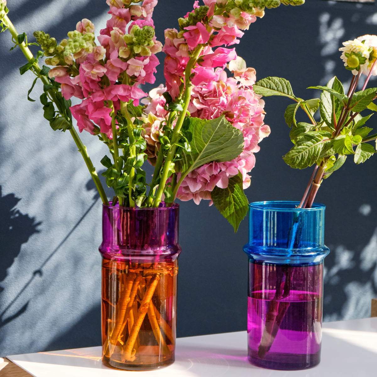 Vase Moroccan S - Hay-deux coloris fleuris en extérieur au soleil-The Woods Gallery