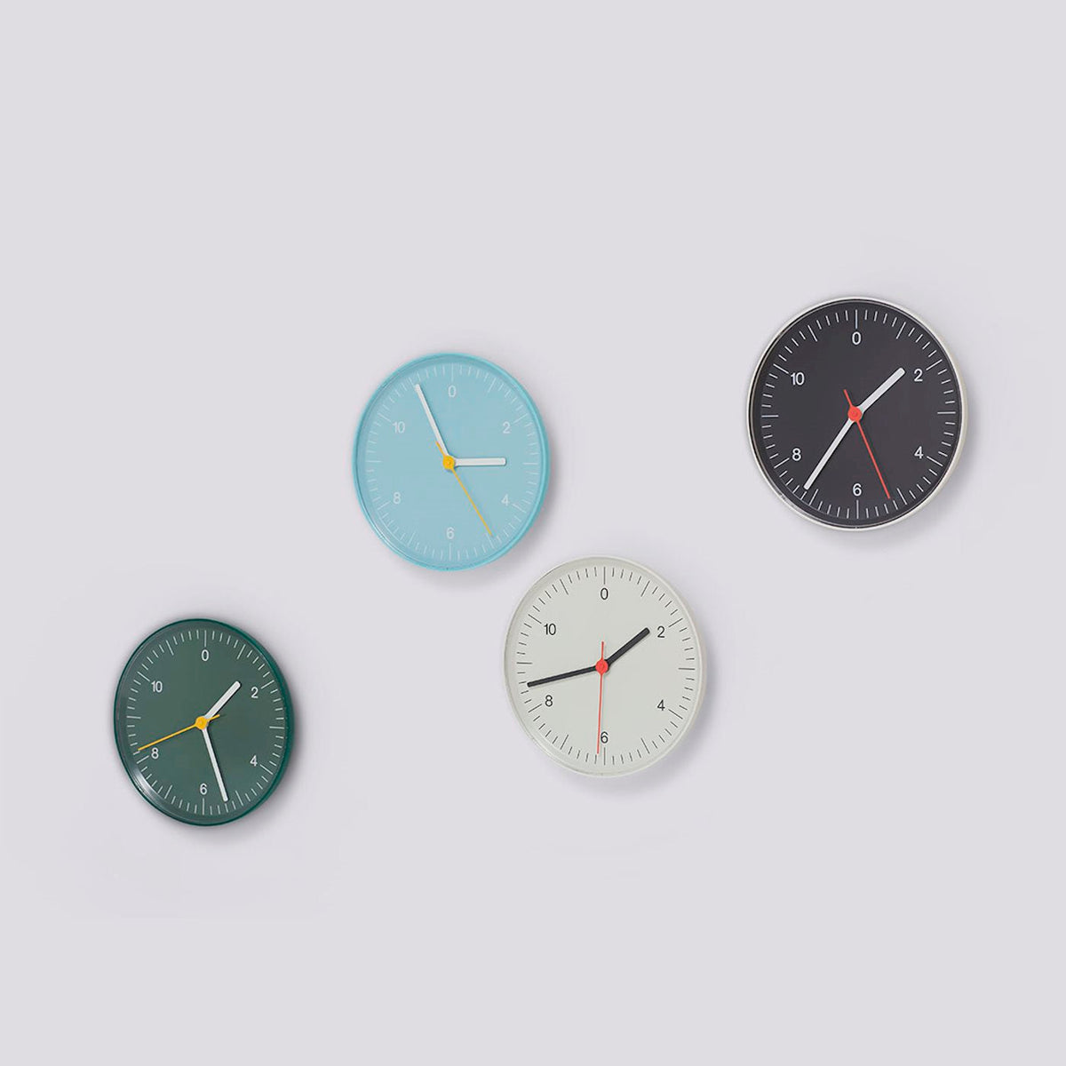 Wall Clock horloge de Jasper Morrison - Hay-Marron-The Woods Gallery