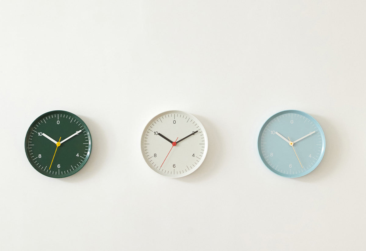 Wall Clock horloge de Jasper Morrison - Hay-Marron-The Woods Gallery