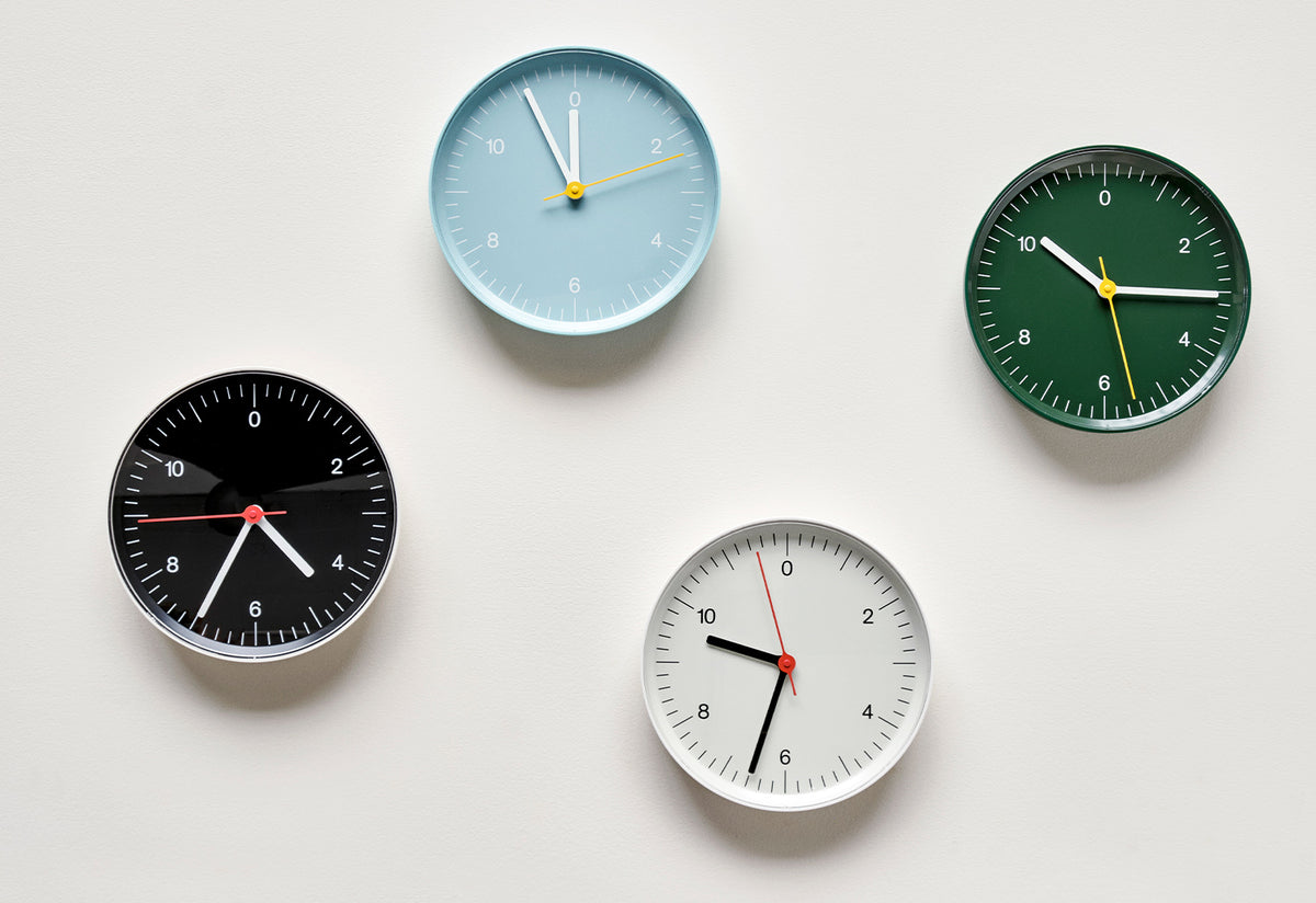 Wall Clock horloge de Jasper Morrison - Hay-Marron-The Woods Gallery