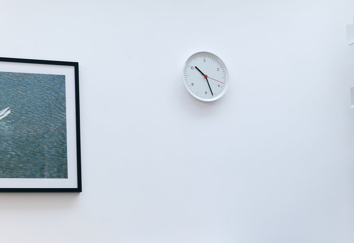 Wall Clock horloge de Jasper Morrison - Hay-Marron-The Woods Gallery