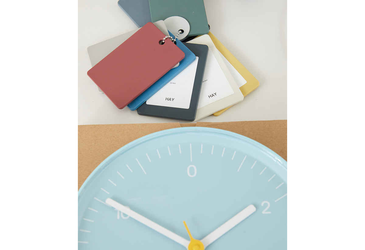 Wall Clock horloge de Jasper Morrison - Hay-Marron-The Woods Gallery