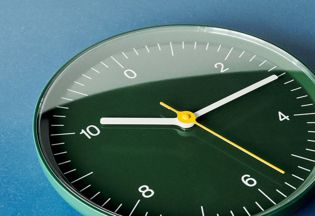 Wall Clock horloge de Jasper Morrison - Hay-Marron-The Woods Gallery