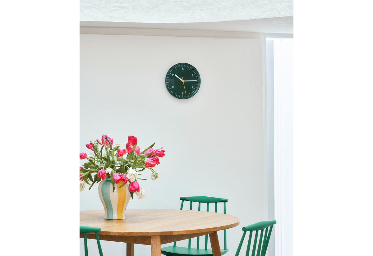 Wall Clock horloge de Jasper Morrison - Hay-Marron-The Woods Gallery