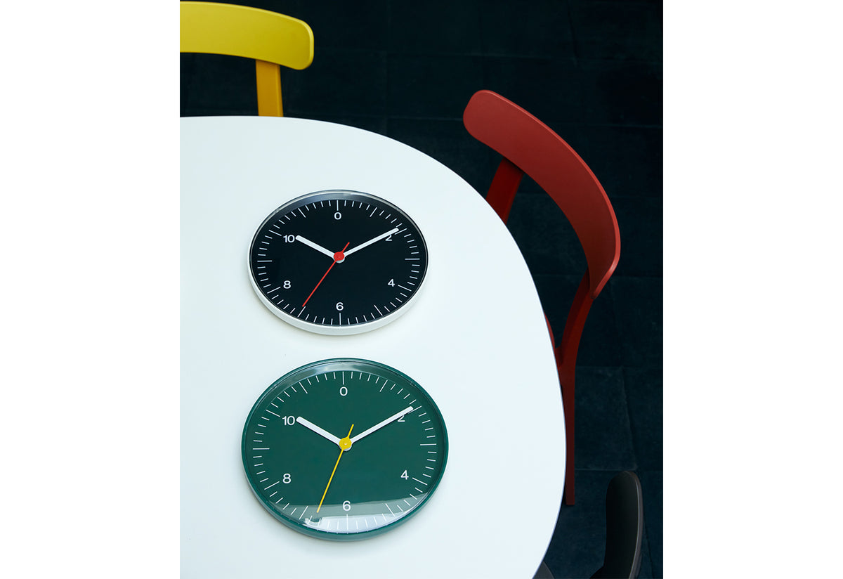 Wall Clock horloge de Jasper Morrison - Hay-Marron-The Woods Gallery