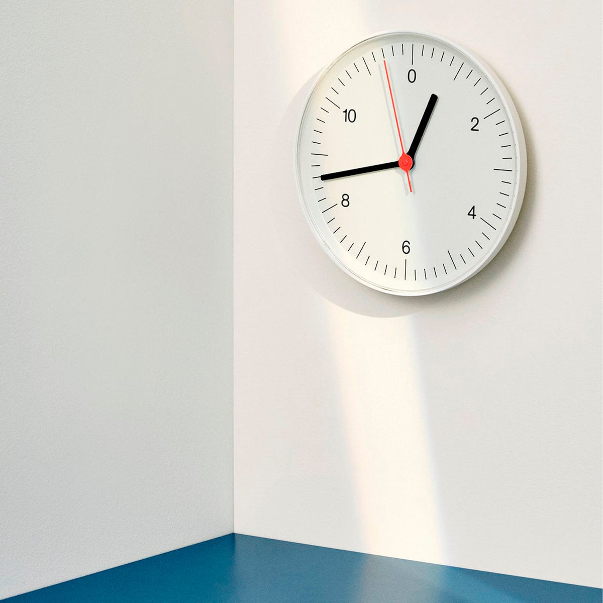 Wall Clock horloge de Jasper Morrison - Hay-Marron-The Woods Gallery