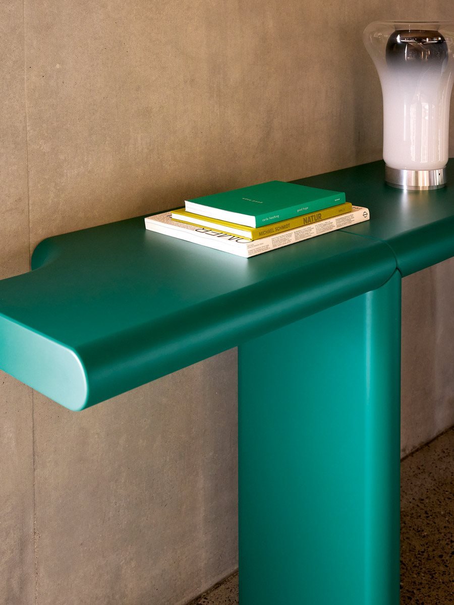 Console Zavolo 792 de Zaven - Zanotta-en situation, portant des livres et une lampe-The Woods Gallery