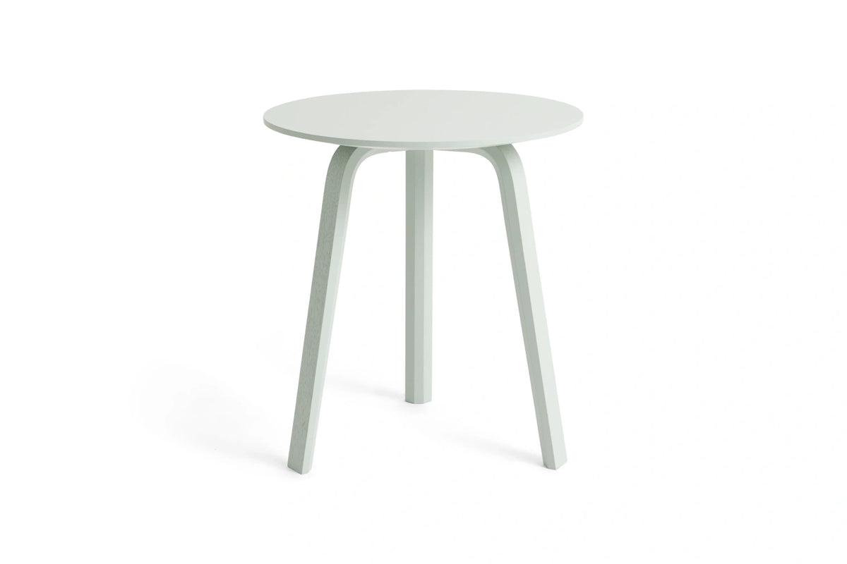 Table basse Bella Ø 45 x H 49 cm en chêne laqué eucalyptus, de trois quarts