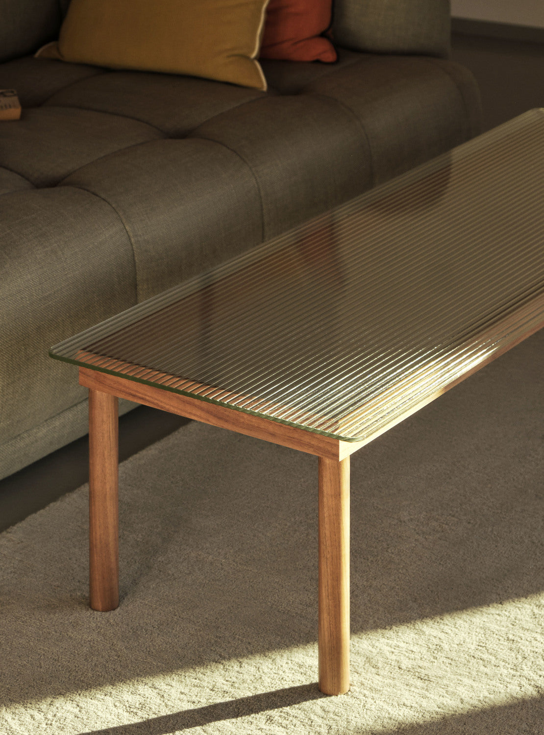 Table basse Kofi 140 x 50 cm, verre strié et piètement en chêne laqué