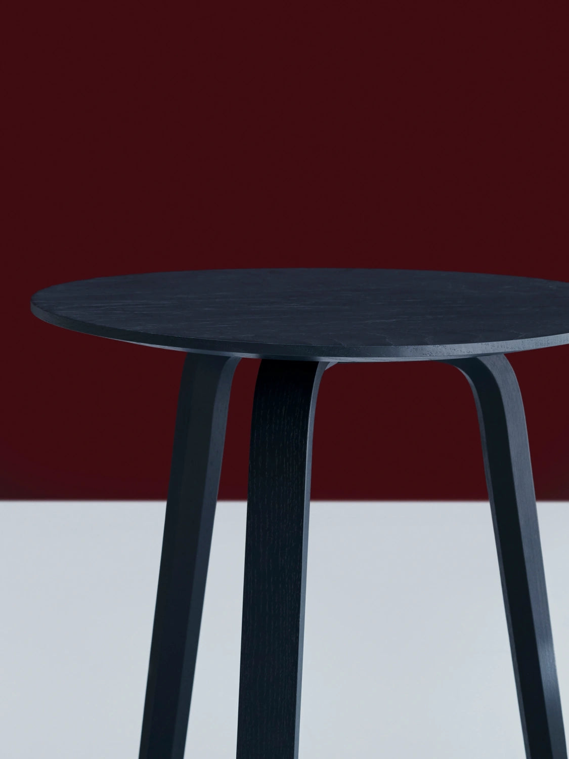 Table basse Bella Ø 45 x H 39 cm en chêne laqué bleu charbon, en situation