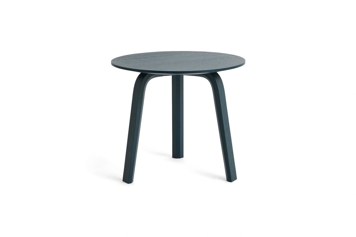 Table basse Bella Ø 45 x H 39 cm en chêne laqué bleu charbon, de trois quarts
