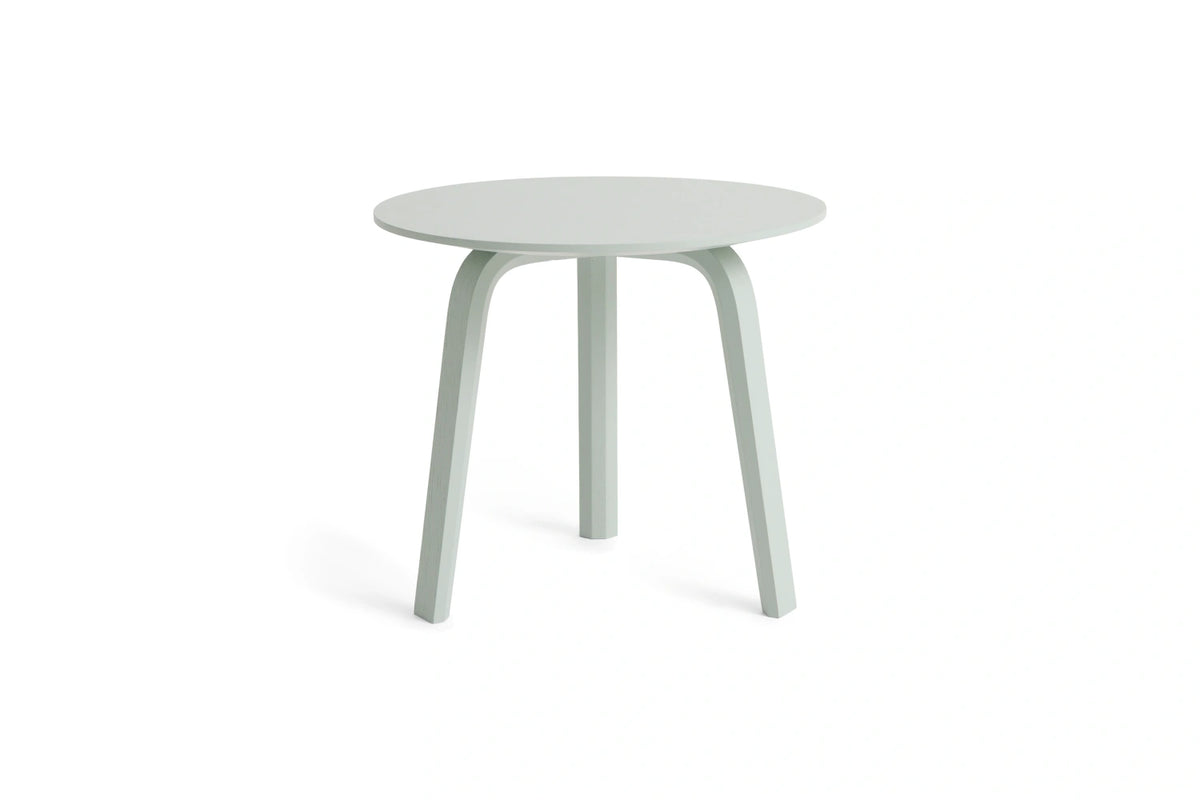 Table basse Bella Ø 45 x H 39 cm en chêne laqué eucalyptus, de trois quarts