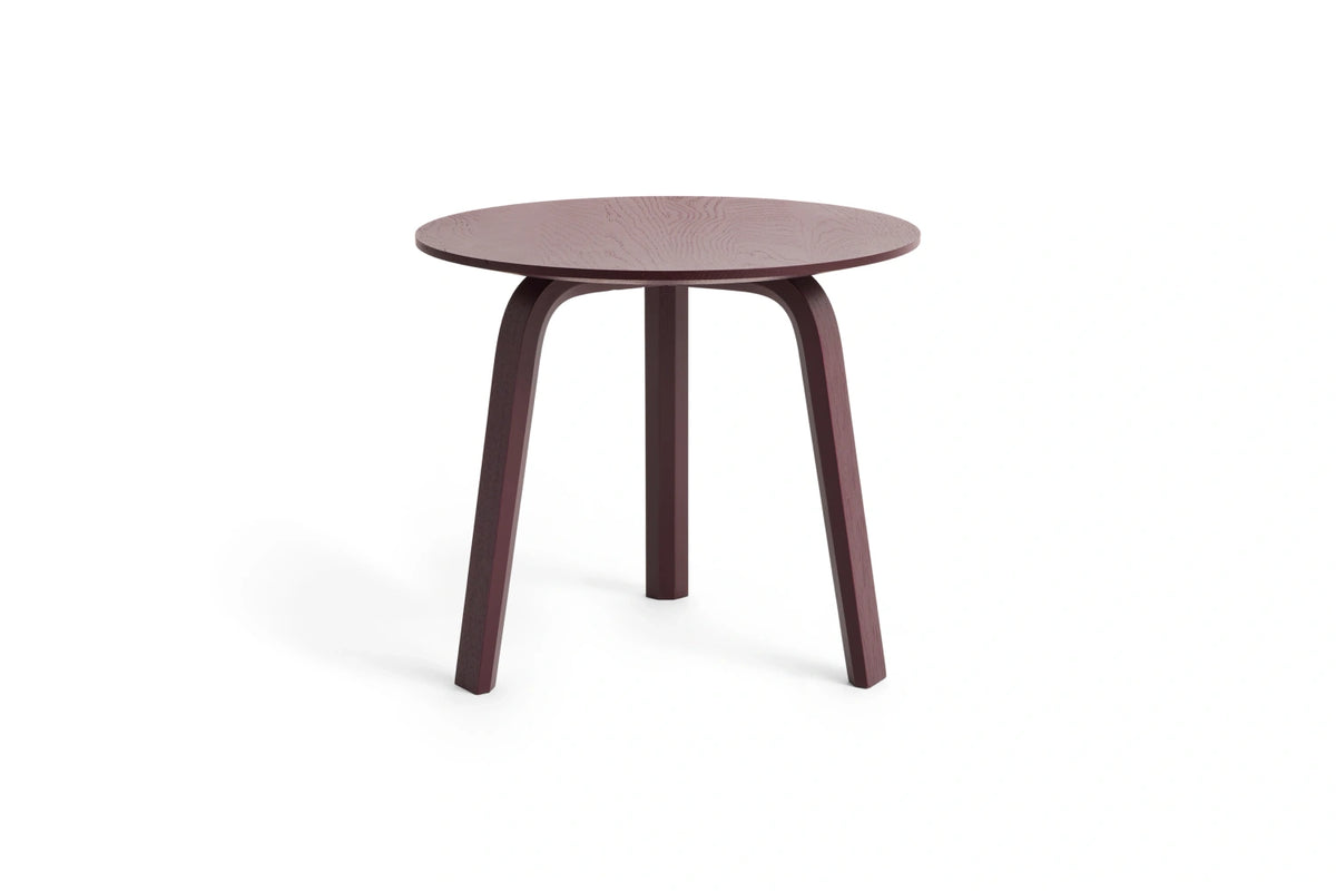 Table basse Bella Ø 45 x H 39 cm en chêne laqué bordeaux, de trois quarts