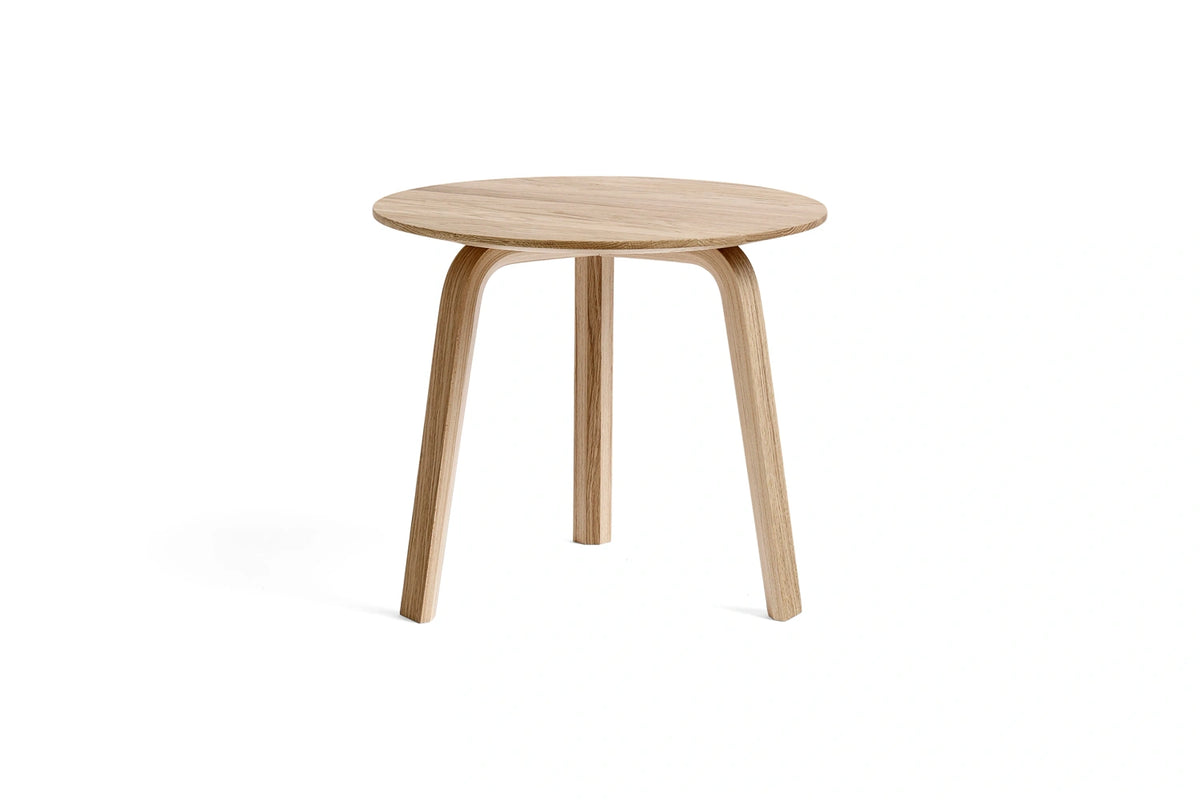 Table basse Bella Ø 45 x H 39 cm en chêne laqué naturel, de trois quarts
