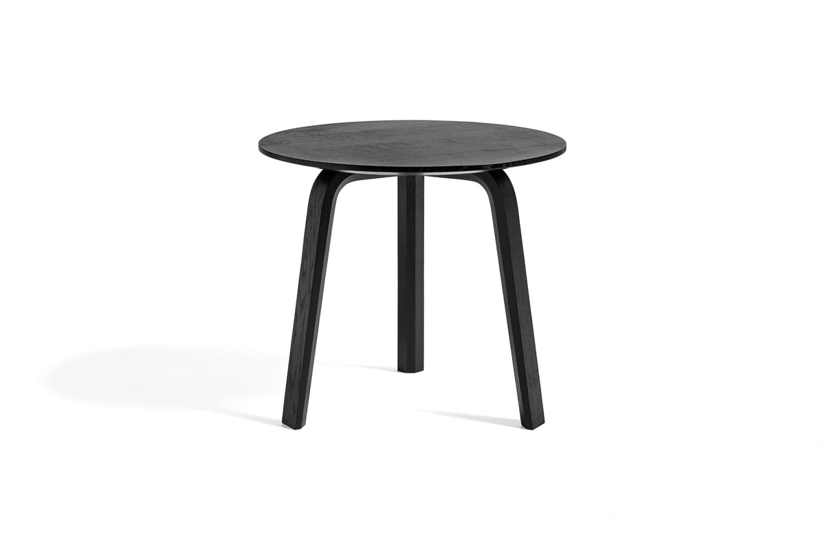 Table basse Bella Ø 45 x H 39 cm en chêne laqué noir, de trois quarts