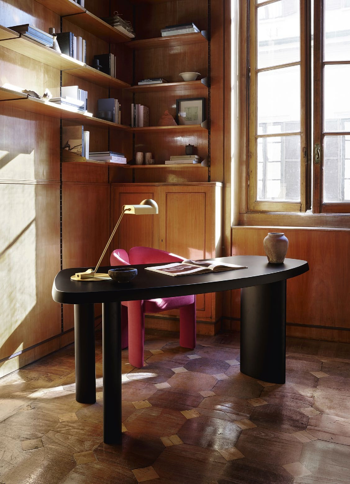 Chaise Dudet par Patricia Urquiola - Cassina-ambiance bureau, chaise rouge dans une bibliothèque en bois-The Woods Gallery