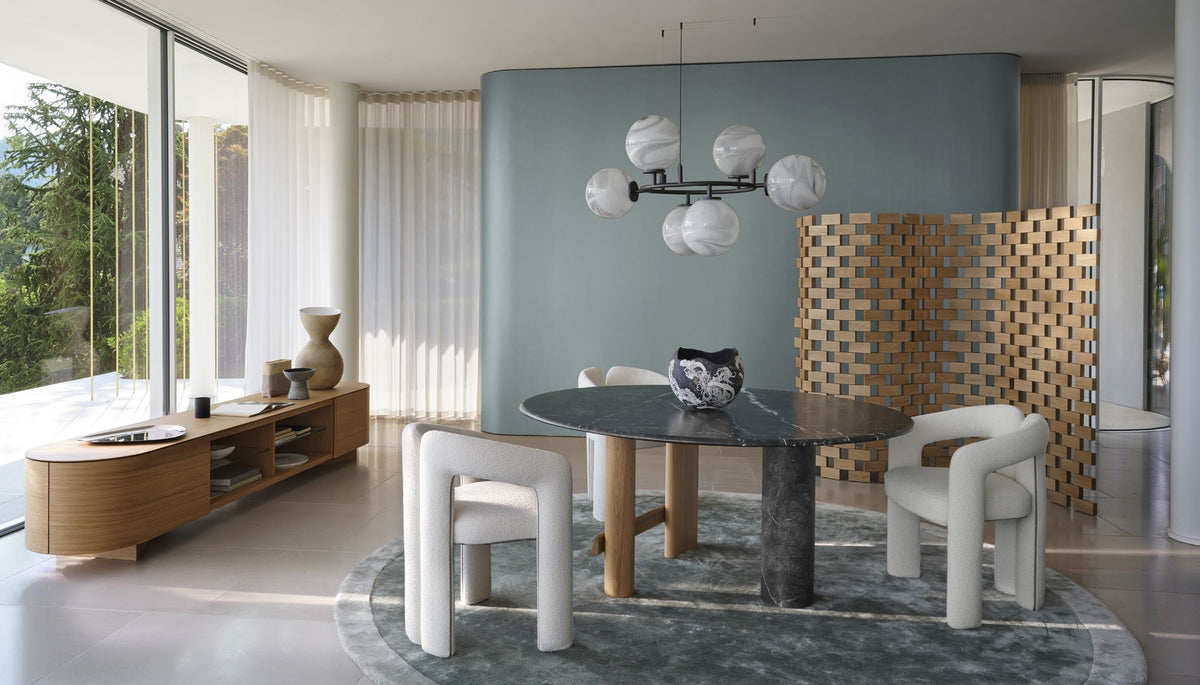 Chaise Dudet par Patricia Urquiola - Cassina-ambiance salle à manger, chaises blanches autour d&