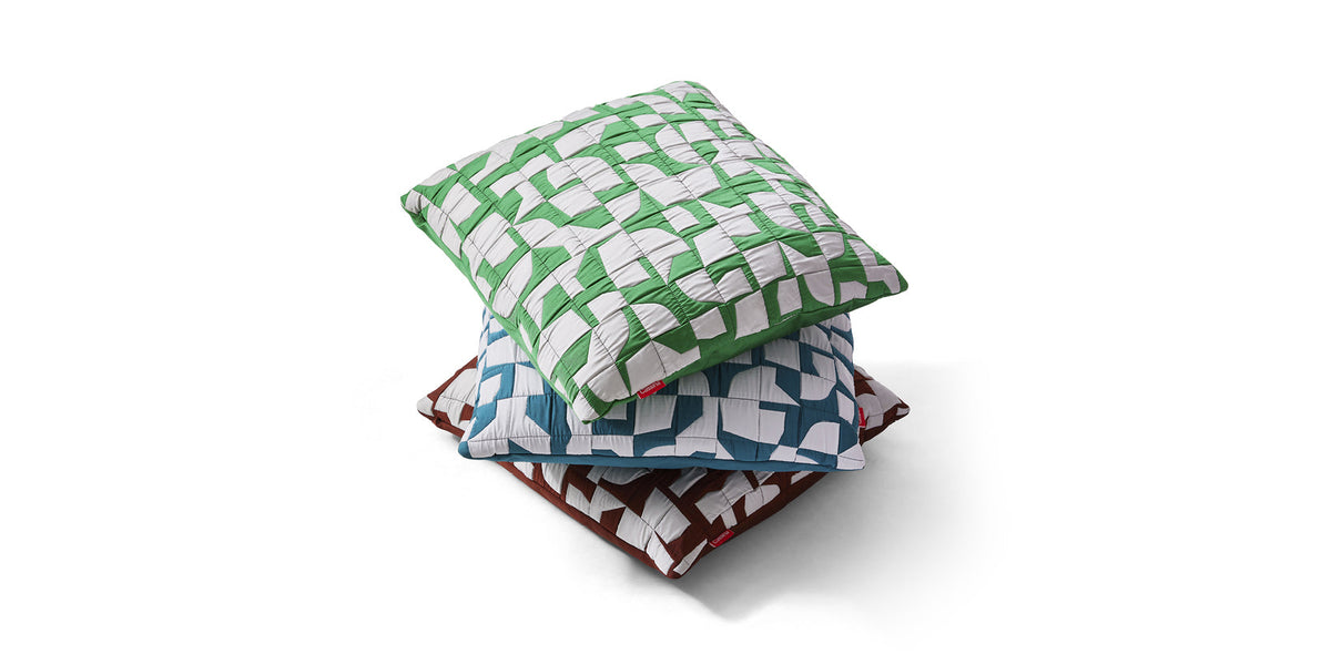 Coussin décoratif Frame - Cassina-trois coussins empilés à motifs géométriques-Cassina