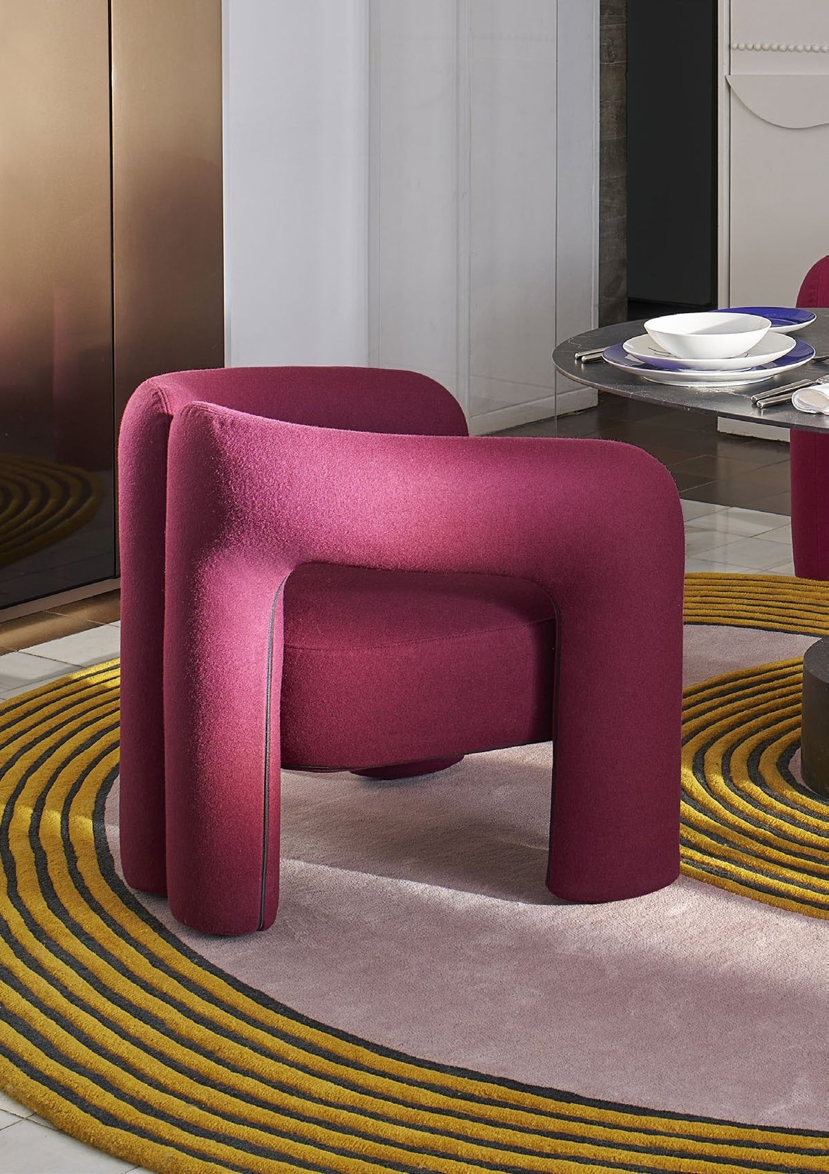 Fauteuil Dudet de Patricia Urquiola - Cassina-ambiance, fauteuil framboise sur tapis jaune-The Woods Gallery
