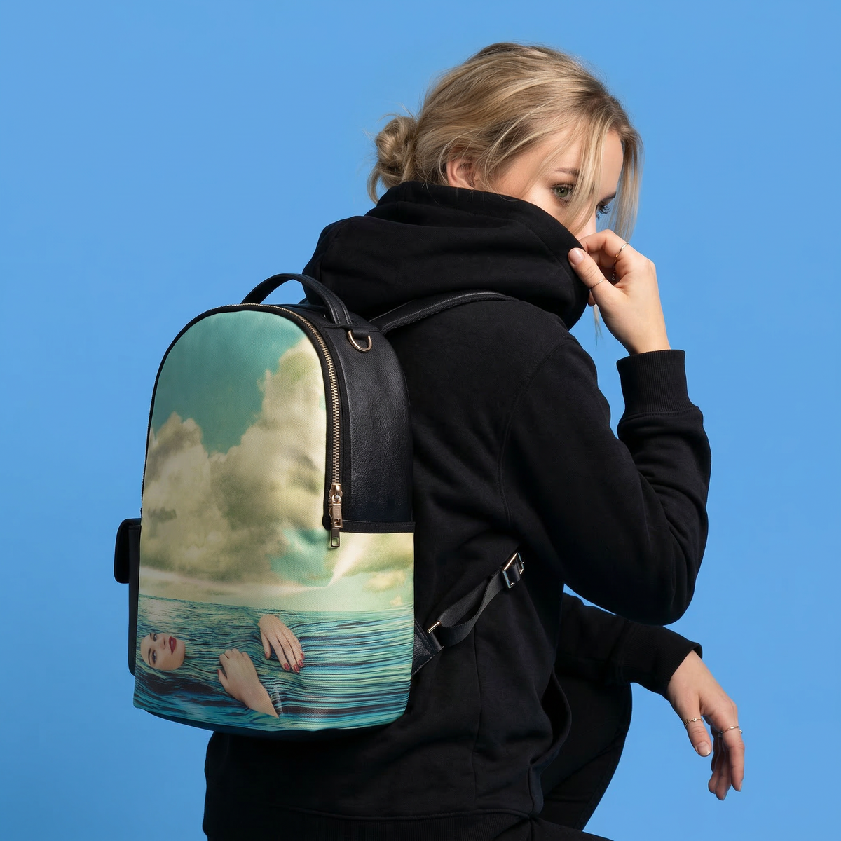 Sac à dos Seagirl de ToiletPaper - Seletti-en situation 3, visuel de synthèse-The Woods Gallery