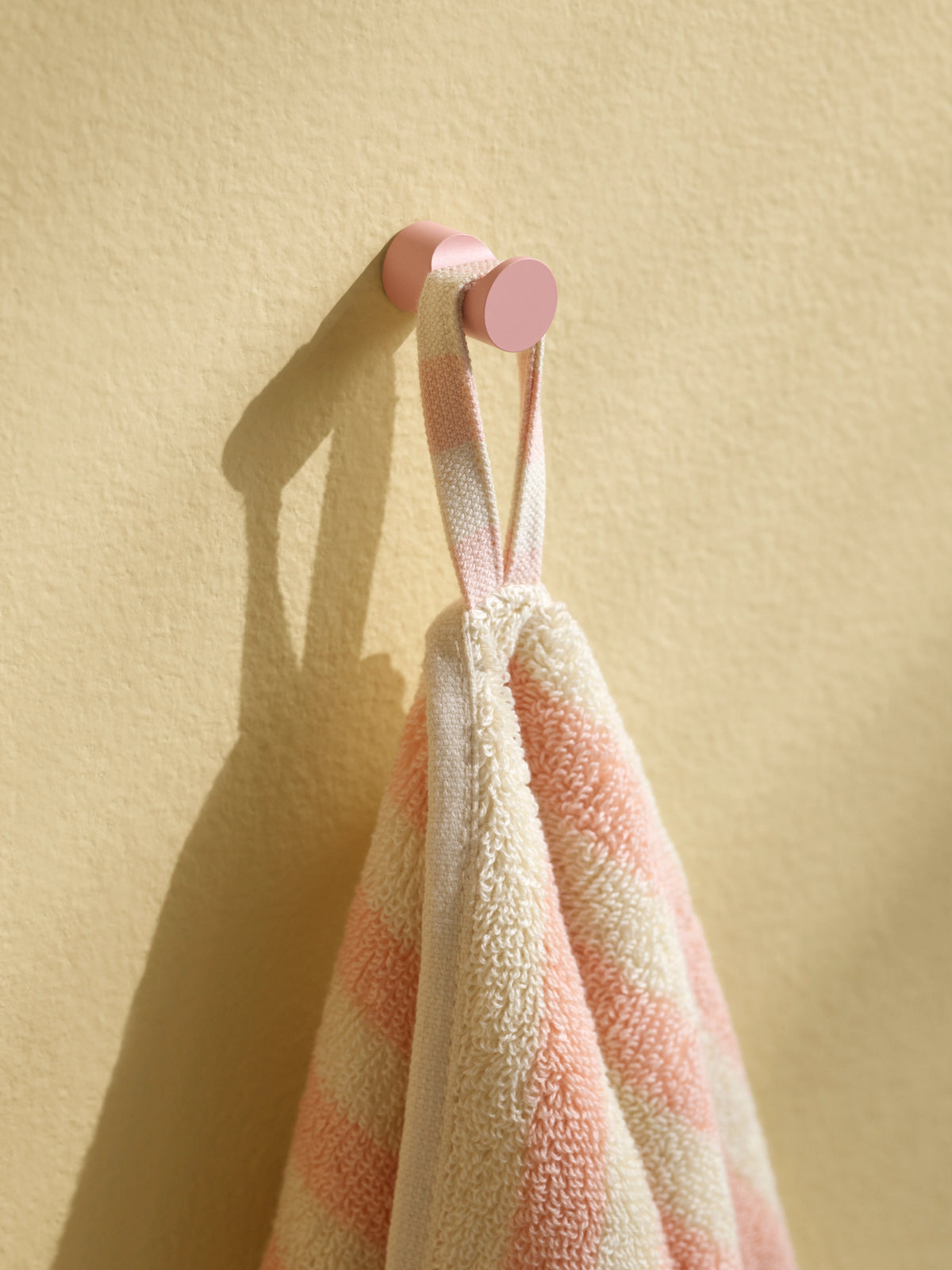 Patères HOOK (lot de 2) en situation : détail de patères HOOK en Ruby au mur