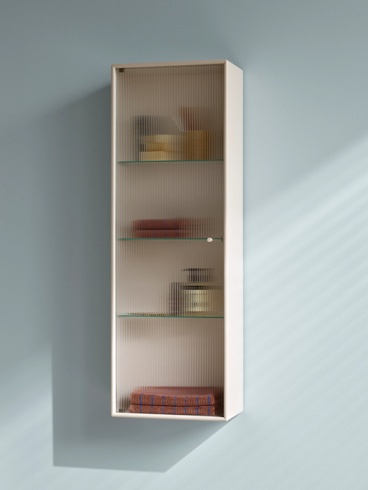 Cabinet Ripple VI en situation : Ripple VI en laque Oat au mur d&