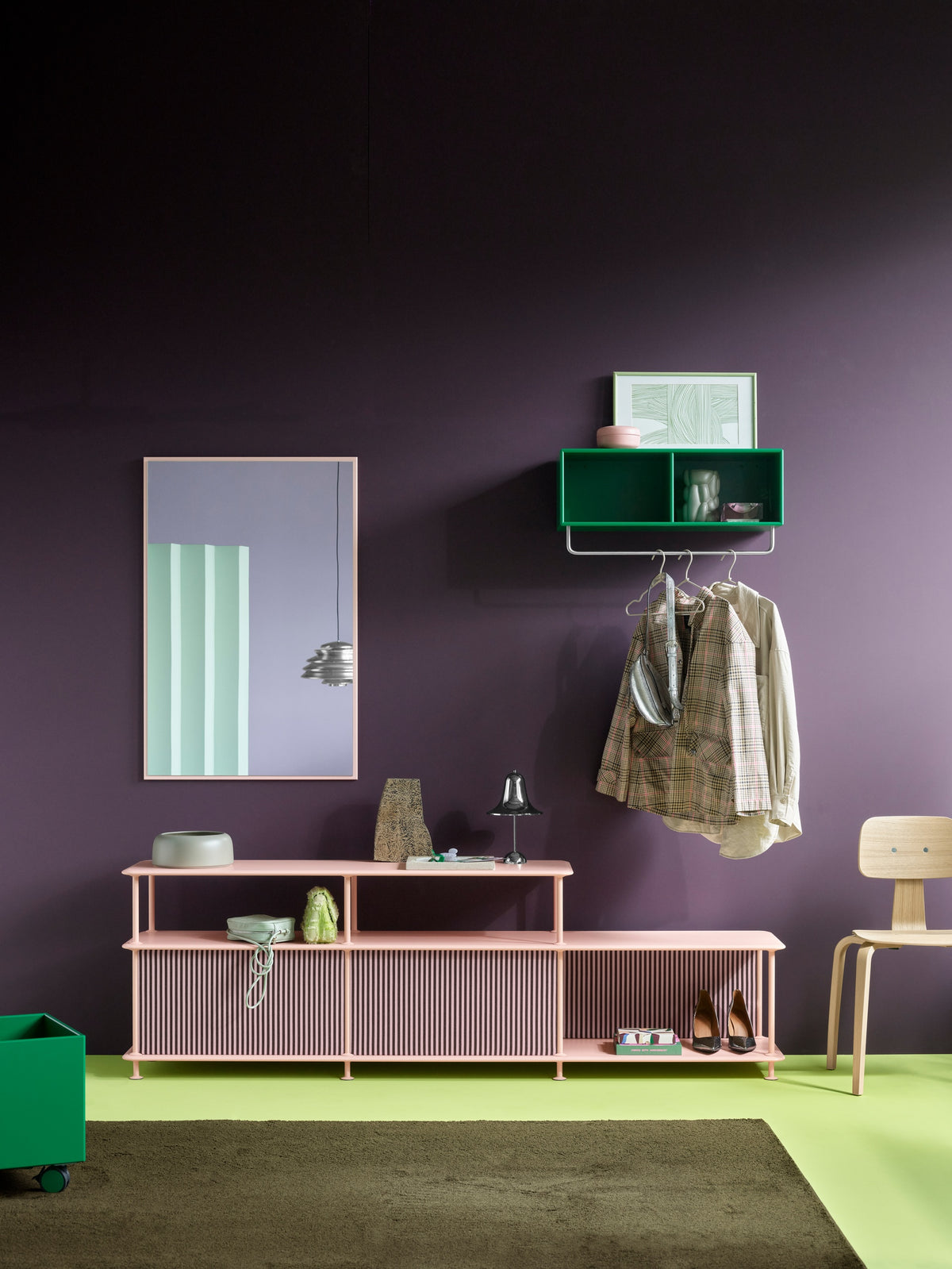 Etagère Montana Free 111220 laquée Ruby avec panneaux textiles MN Stripe, dans une entrée avec miroir, patère et chaise Kevi