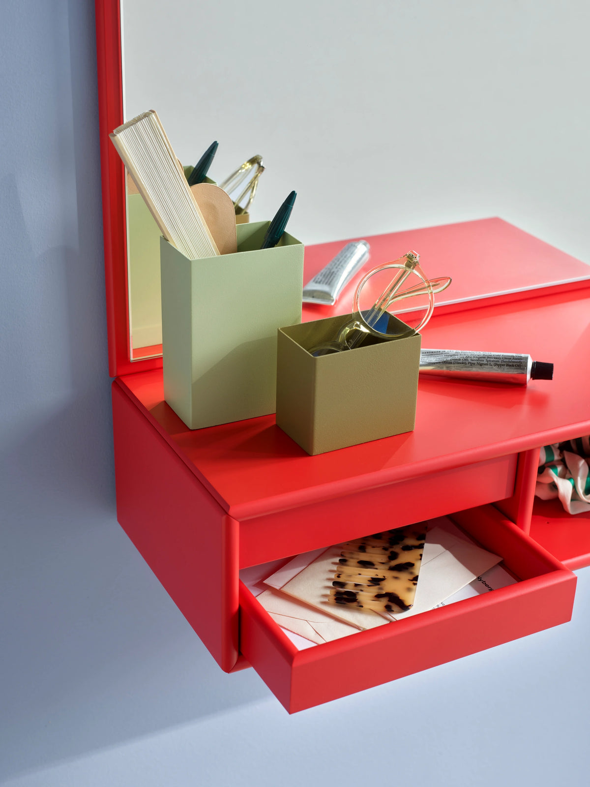 Détail du module de rangement du miroir Glance Montana laqué Rosehip