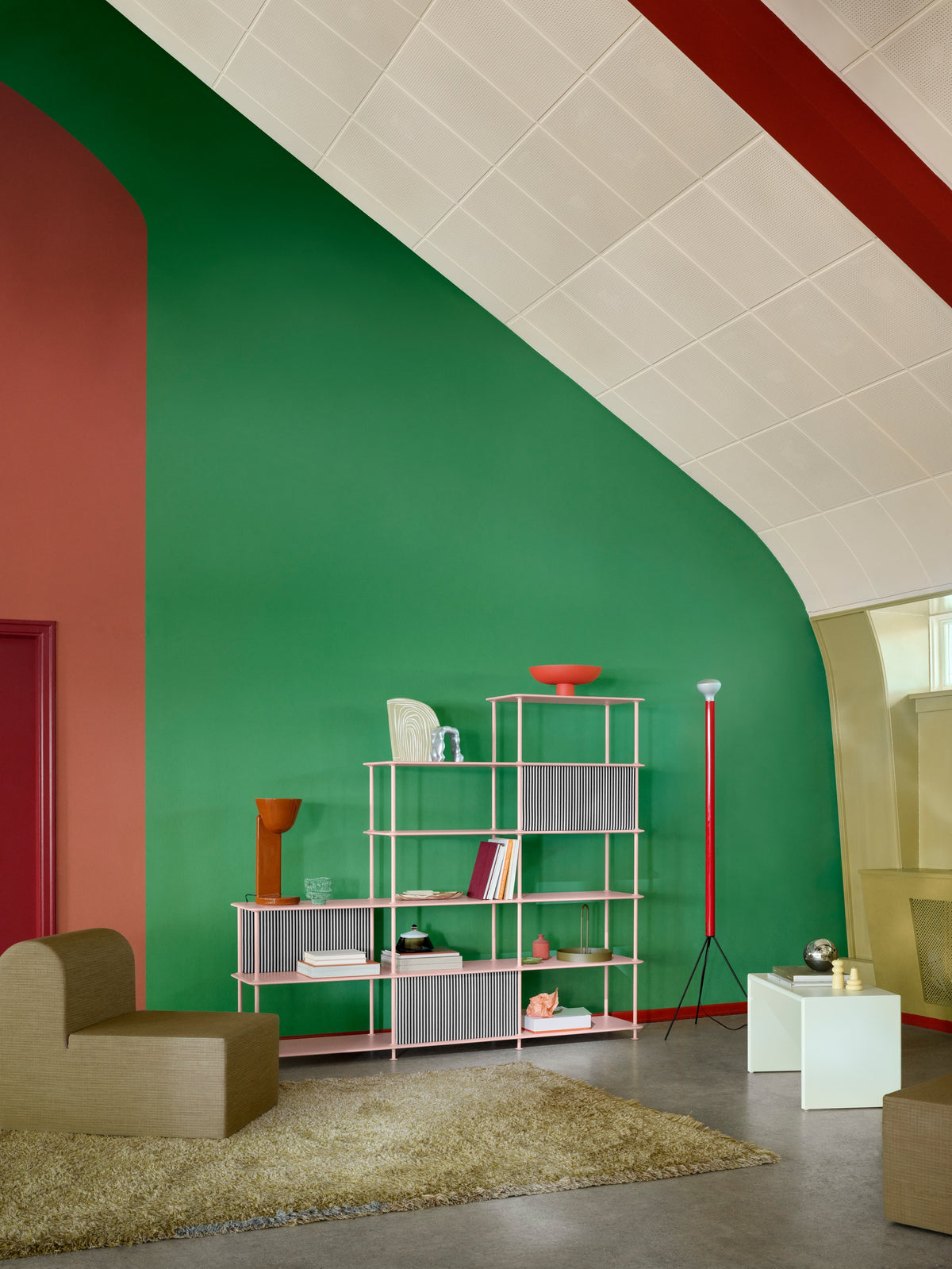 Bibliothèque Montana Free 542000 laquée Ruby avec panneaux textiles
