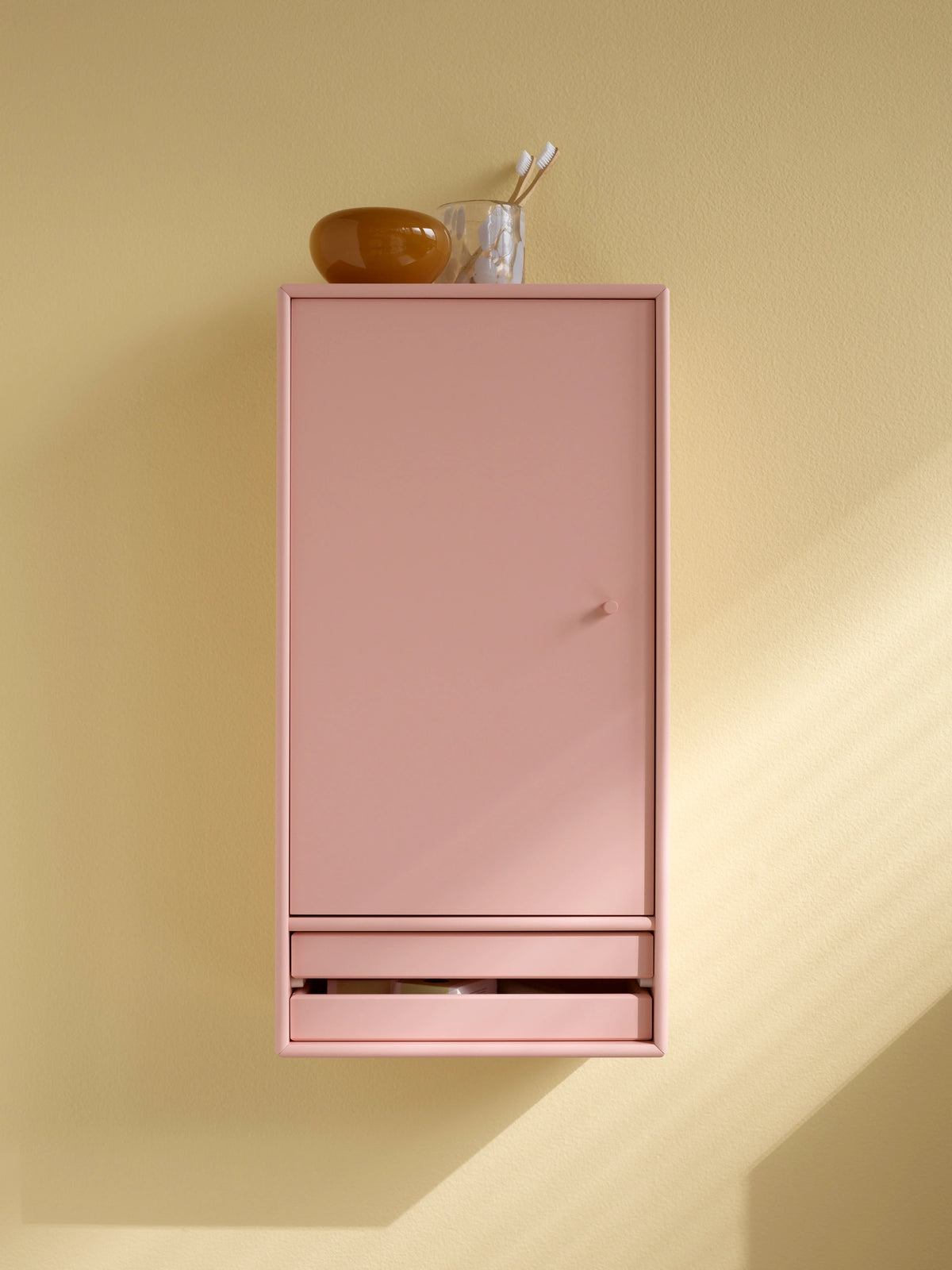 Armoire de salle de bain Reset I en situation : Reset I en laque Ruby au mur d&