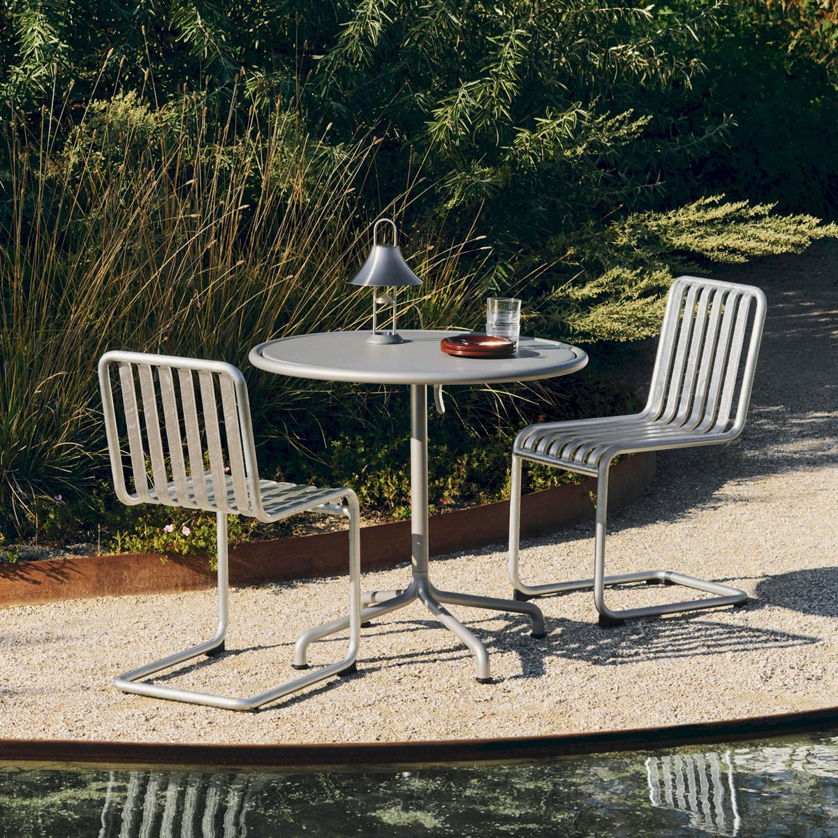 Chaise Palissade Cantilever de Ronan et Erwan Bouroullec - Hay-vue d’ambiance-The Woods Gallery