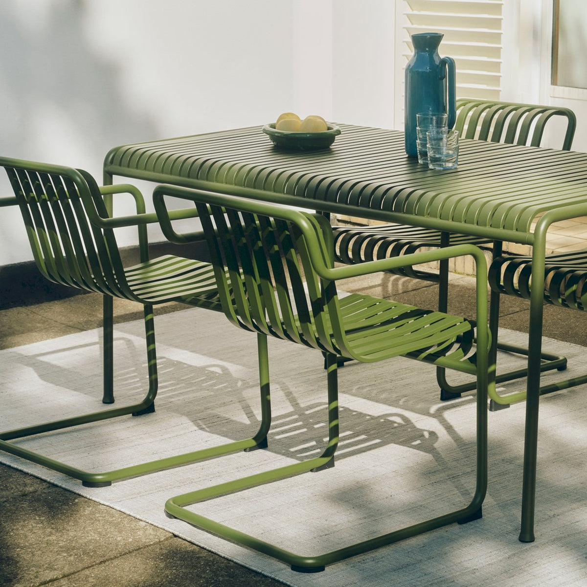 Fauteuil de table Palissade Cantilever de Ronan et Erwan Bouroullec - Hay-vue d’ambiance 3-The Woods Gallery