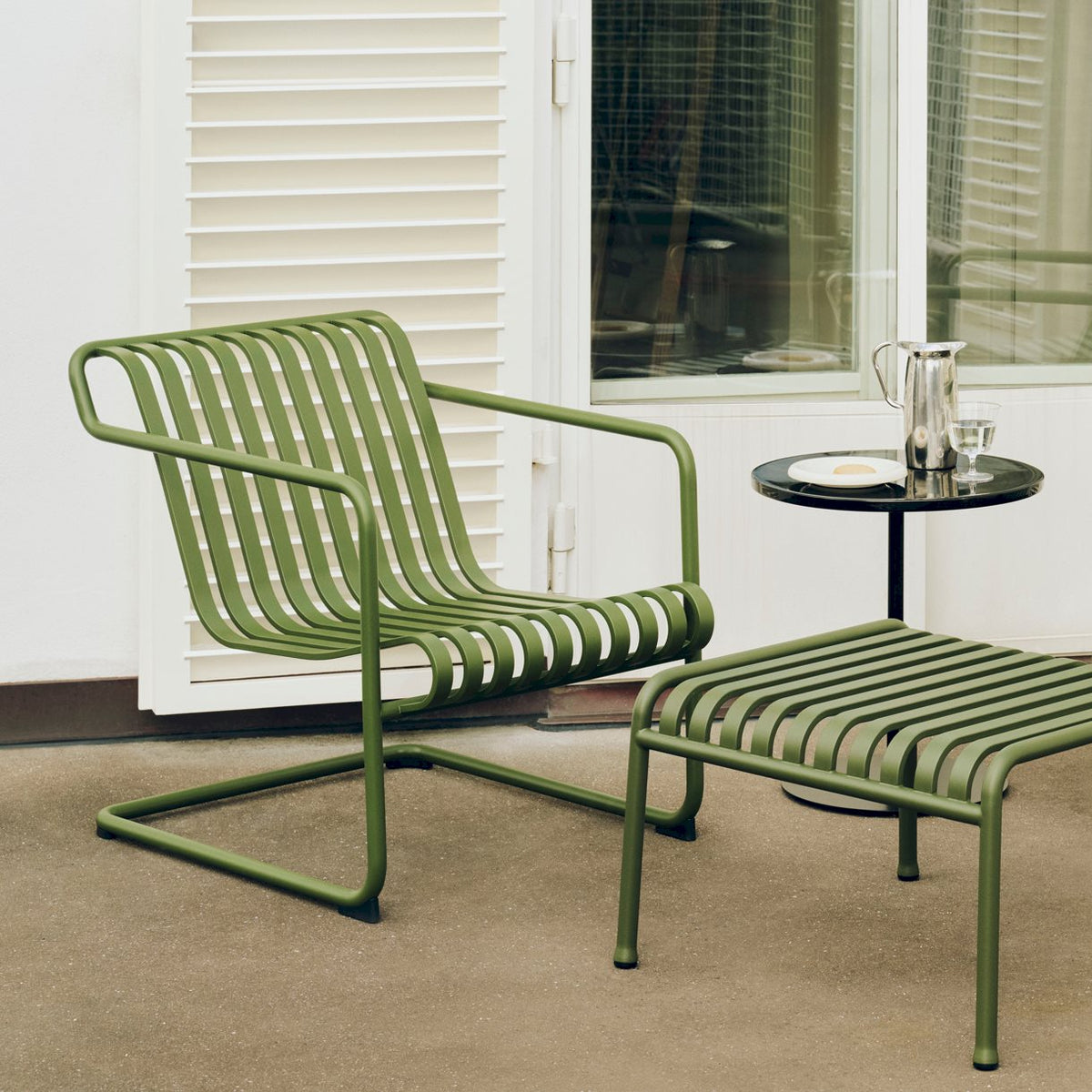 Fauteuil lounge bas Palissade Cantilever de Ronan et Erwan Bouroullec - Hay-vue d’ambiance-The Woods Gallery